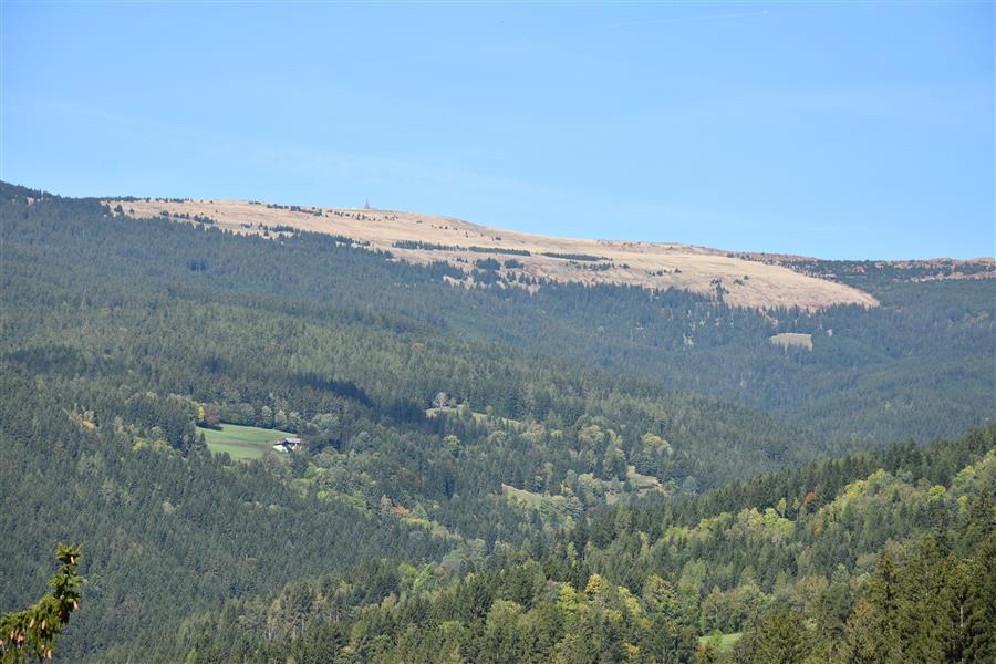 Blick nach oben, es sind 13 Km, Kapelle sichtbar Blick nach oben, es sind 13 Km, Kapelle sichtbar