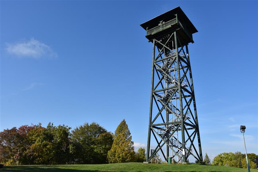 Turm 32m hoch, 142 Stufen Turm 32m hoch, 142 Stufen