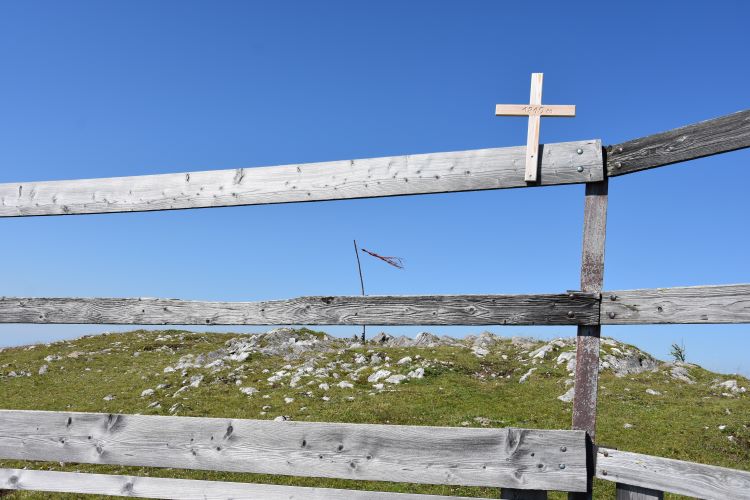 Das kleinste Gipfelkreuz, Windgrube 1810m, Aflenz Stmk. Das kleinste Gipfelkreuz, Windgrube 1810m, Aflenz Stmk.