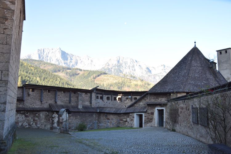 Burganlage im Innenhof Burganlage im Innenhof