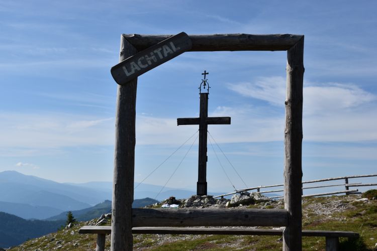 Gipfelkreuz vom Lachtalfenster aus