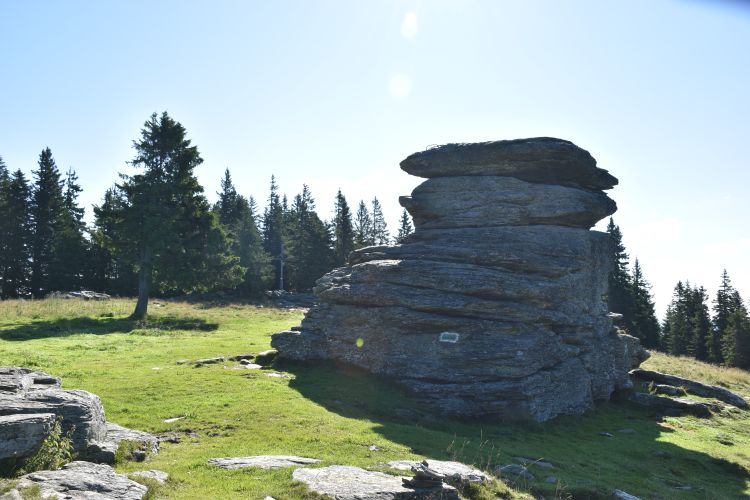 Teufelstein mit Gipfelkreuz im Hintergrund