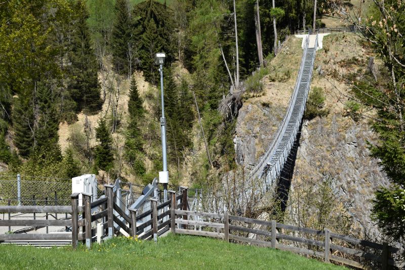 Hängebrücke 100 m lang 90 m darunter die Iselschlucht